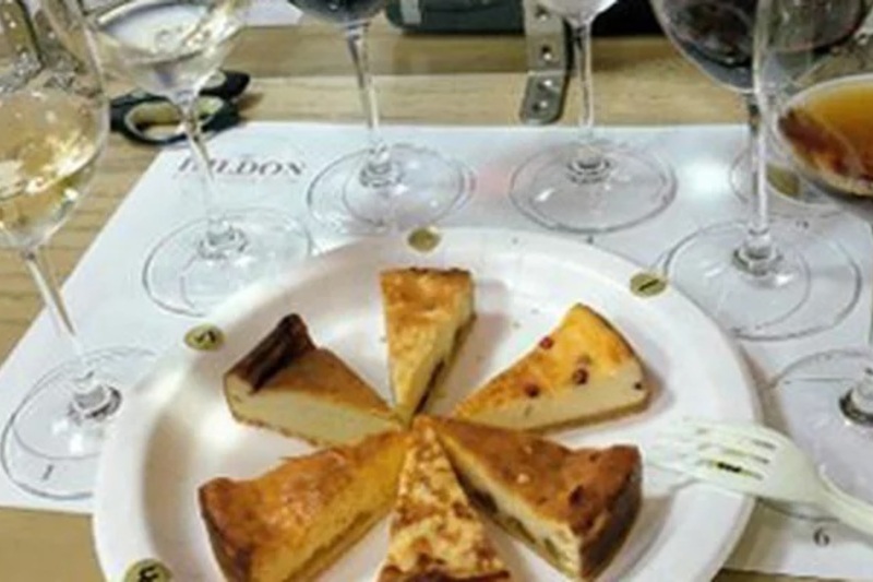 ワインと楽しむ大人の為のチーズケーキ こだわりのチーズケーキとスパークリングワイン