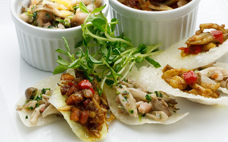 エントリーNO.1　大黒しめじのソテー(カレー風味・柚子風味）・パリパリせんべいにのせて