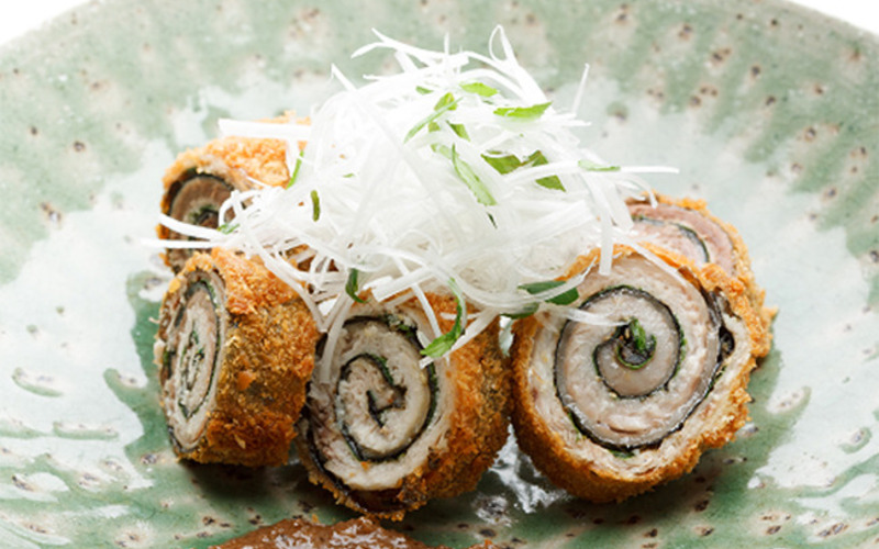 エントリーNO.４　秋刀魚のロール揚げ　肝ソース添え