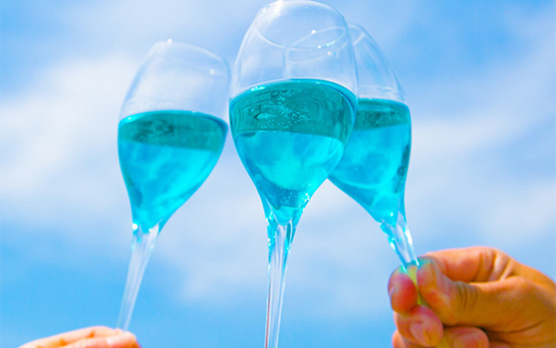夏にピッタリ！青いスパークリングワインで乾杯しよう！