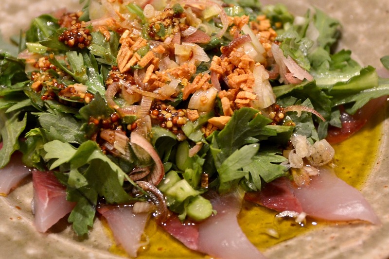 ブリと春菊のカルパッチョ　熱々ガーリックオイル