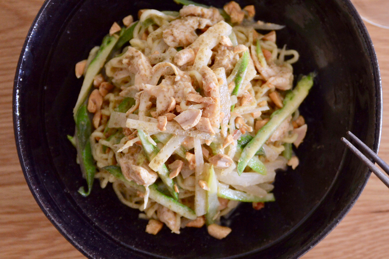 蒸し鶏と春野菜の胡麻和え麺