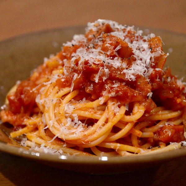 新玉ねぎとベーコンのトマトソーススパゲッティ - ワインに合う 新玉ねぎとベーコンのトマトソーススパゲッティ - ワインに合う