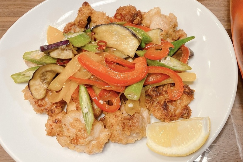 鶏の唐揚げと夏野菜のピリ甘酢ソース