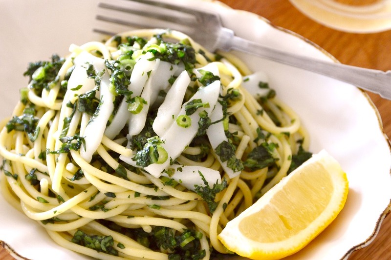 春菊とイカのパスタ　ナンプラーバター風味
