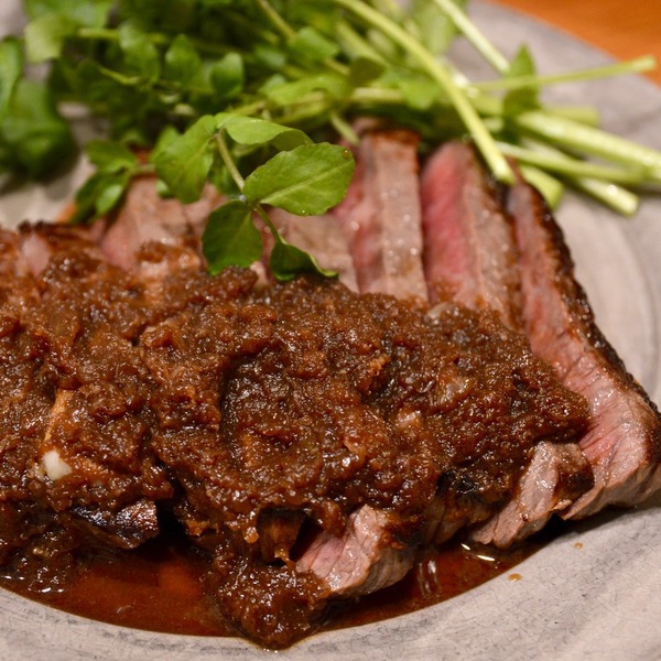 牛肉ステーキ 新玉ねぎと醤油とバルサミコのソース - ワインのおつまみ