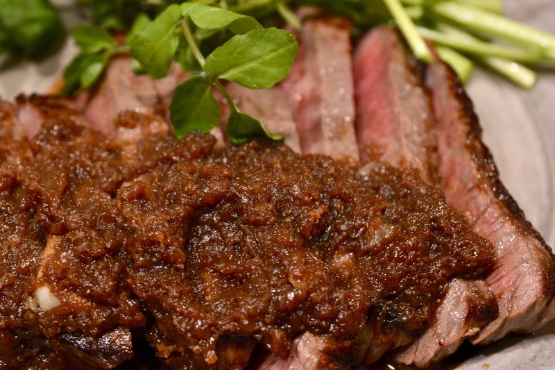 牛肉ステーキ　新玉ねぎと醤油とバルサミコのソース