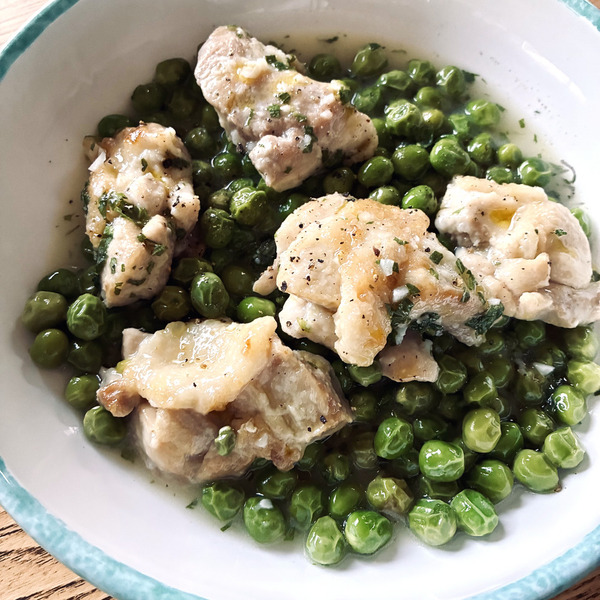 鶏もも肉とグリーンピースのガーリック蒸し