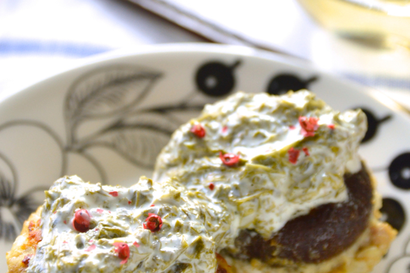 椎茸の肉詰め　アオサ海苔クリームソース