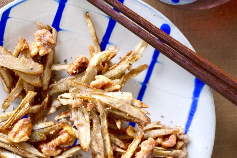 ごぼうとクルミのかき揚げ　ナンプラー風味