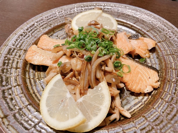 サーモンとしめじのレモンバター炒め ワインのおつまみペアリングレシピ