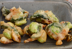 そら豆と桜海老とミントのかき揚げ風フリット
