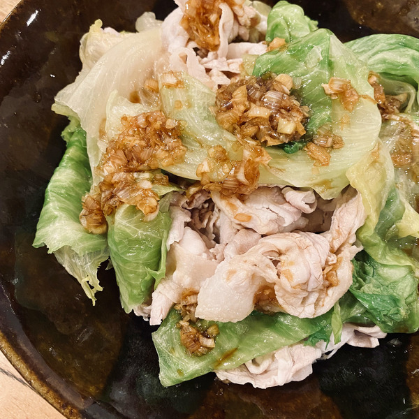 茹でレタスと豚しゃぶのサラダ　香味醤油だれ
