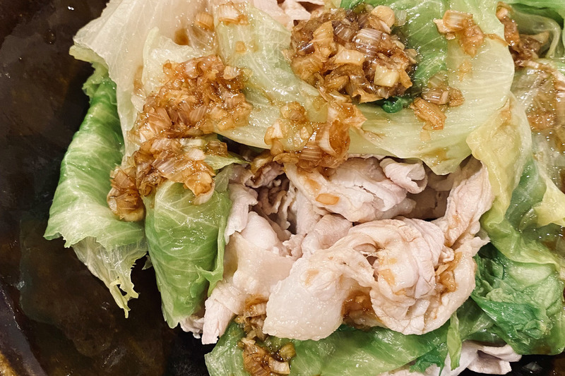 茹でレタスと豚しゃぶのサラダ　香味醤油だれ
