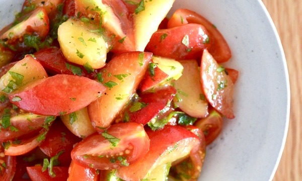 トマトとプラムとハーブのサラダ