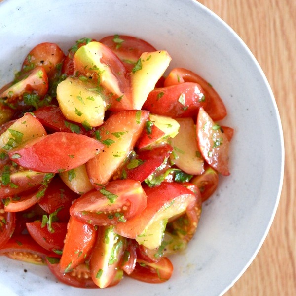 トマトとプラムとハーブのサラダ ワインのおつまみレシピ