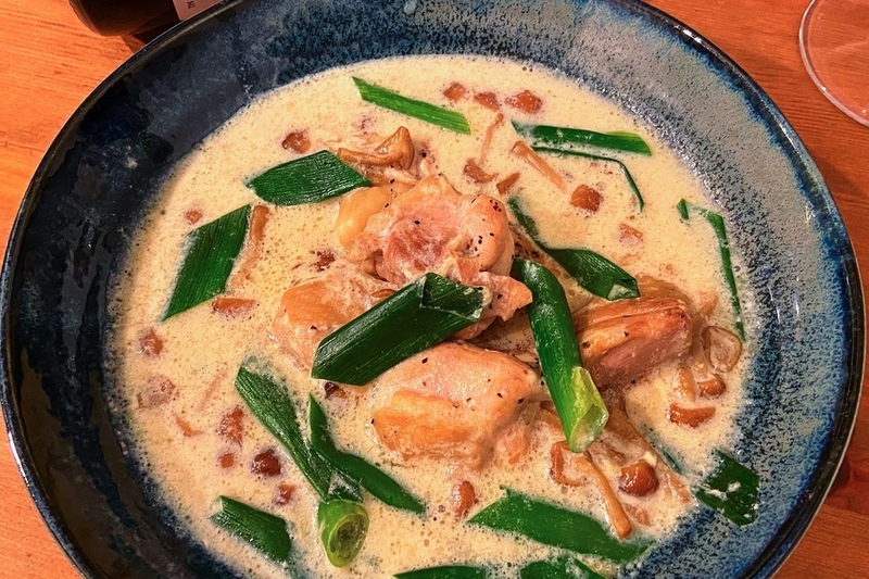 鶏肉となめこの味噌豆乳煮込み