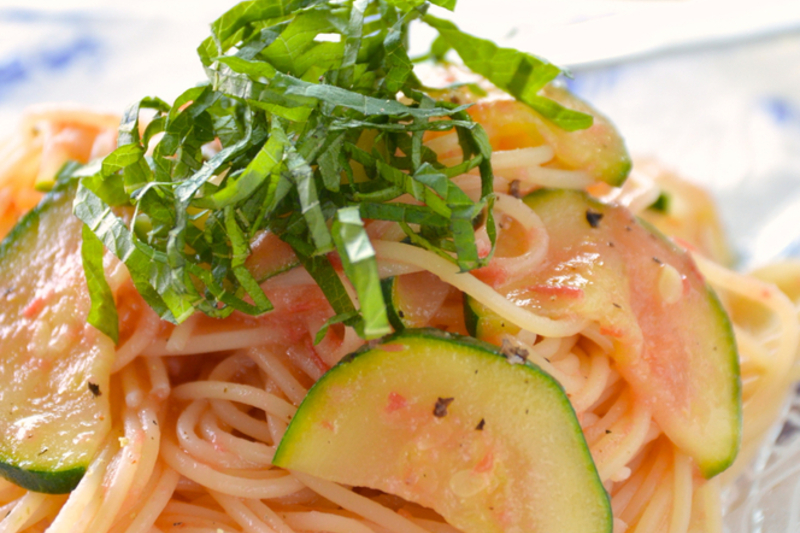 ズッキーニと梅トマトソースの冷製パスタ