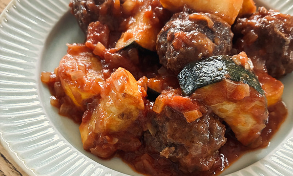 スパイス肉団子とズッキーニのトマトソース煮
