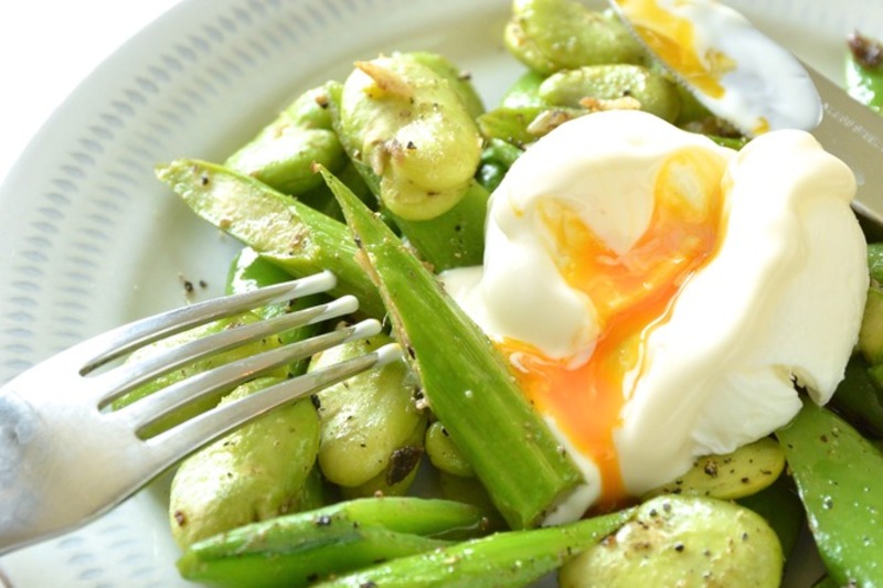 そら豆とアスパラのニンニクアンチョビソテー　ポーチドエッグ添え