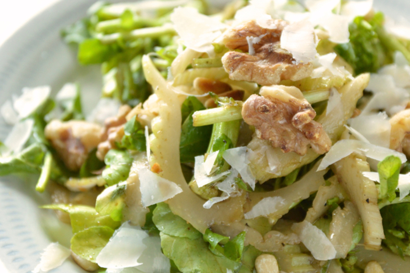 セロリとクレソンのサラダ　
パルミジャーノとナッツ添え