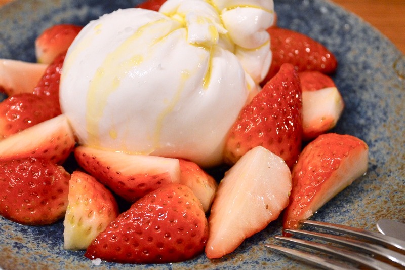 イチゴとブッラータ　柚子胡椒風味