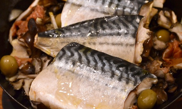 塩鯖と舞茸の梅オリーブ蒸し