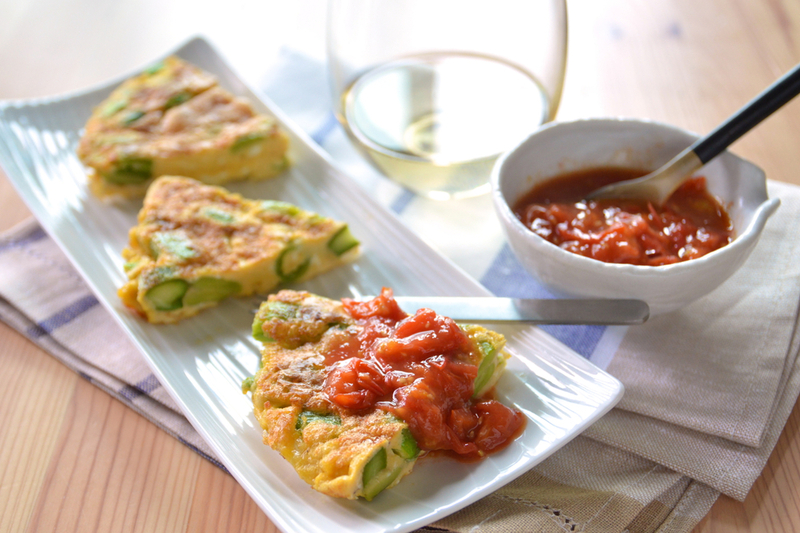 緑野菜のオムレツ　ミニトマトのソース