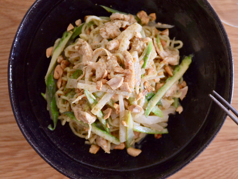 蒸し鶏と春野菜の胡麻和え麺