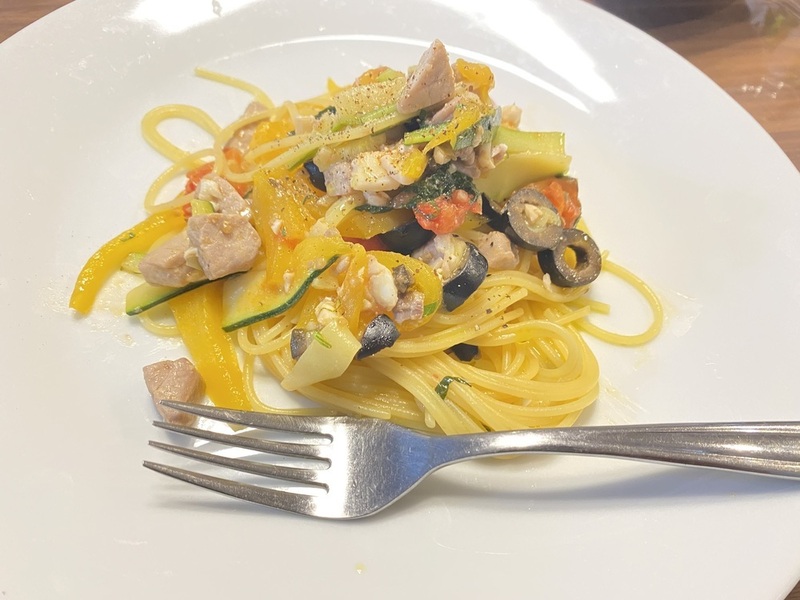 夏野菜と魚介のオイルパスタ
