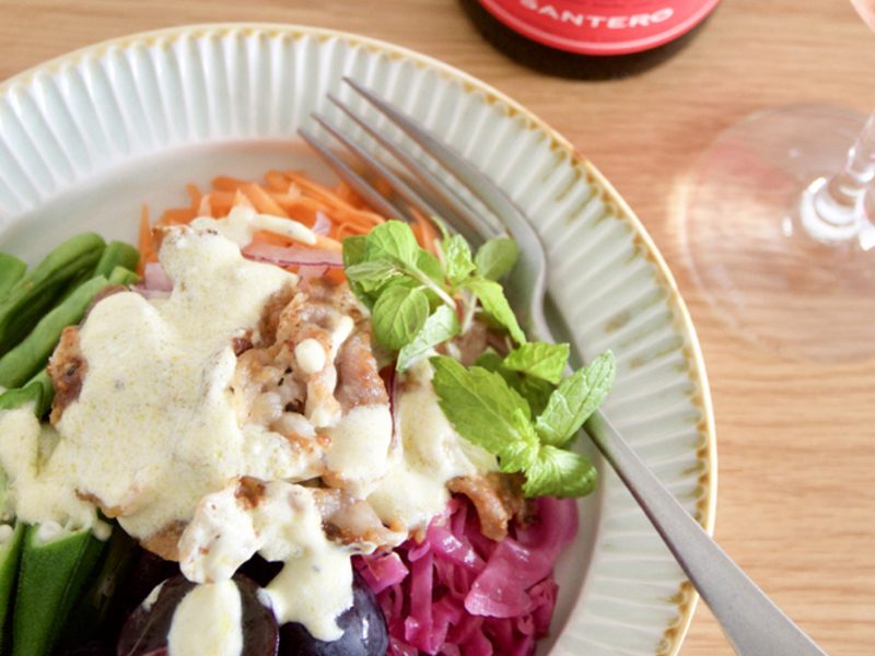 カリカリ豚バラ肉と彩り野菜のサラダ　ヨーグルトドレッシグ

