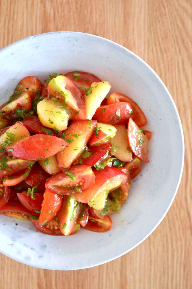 トマトとプラムとハーブのサラダ ワインのおつまみレシピ
