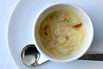 お料理(5品目)：広島県産の牡蠣のフラン 千葉県武井さんの葱のブルーテ